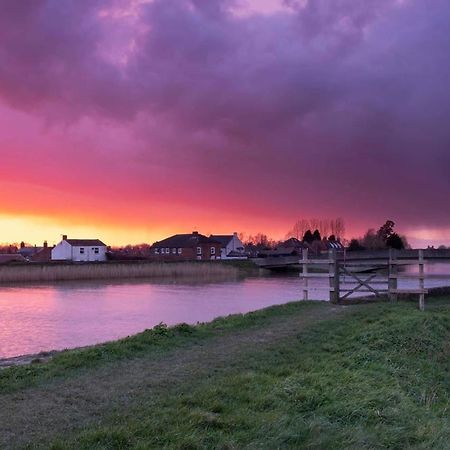 Riverbank Guest House Wiggenhall Saint Germans ภายนอก รูปภาพ