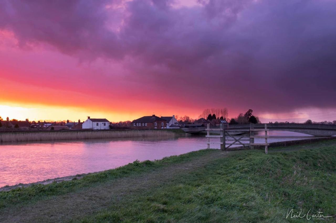 Riverbank Guest House Wiggenhall Saint Germans ภายนอก รูปภาพ