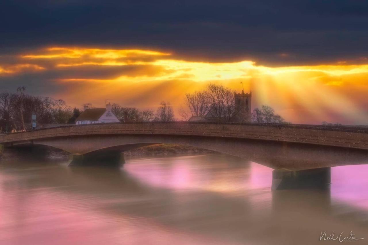 Riverbank Guest House Wiggenhall Saint Germans ภายนอก รูปภาพ