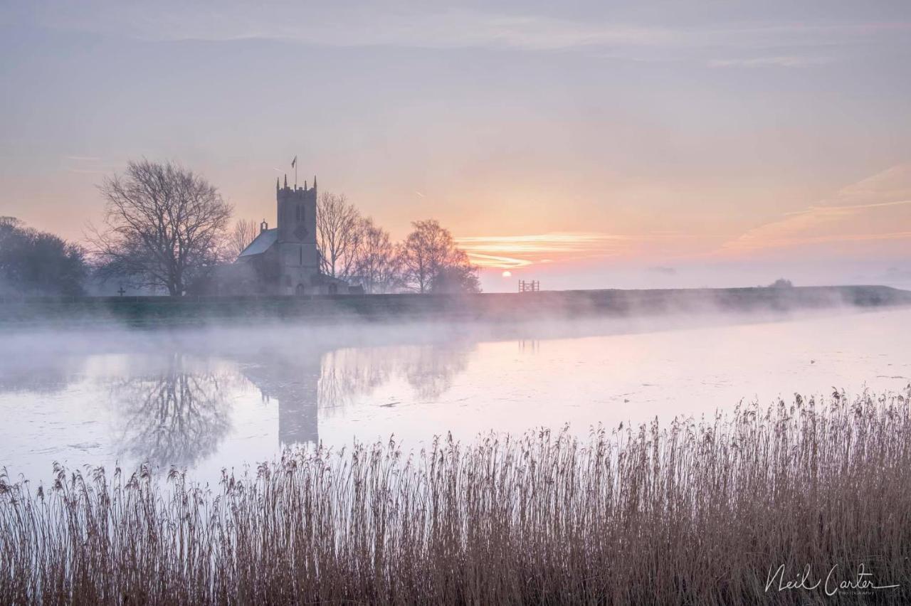 Riverbank Guest House Wiggenhall Saint Germans ภายนอก รูปภาพ